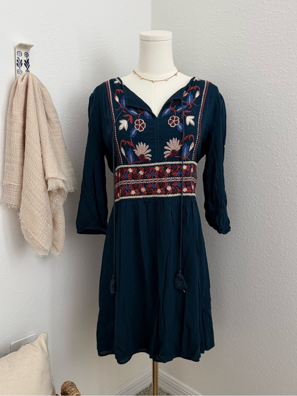 Blu Ivy Embroidered Boho Dress Size Large Francesca’s Floral Tassel